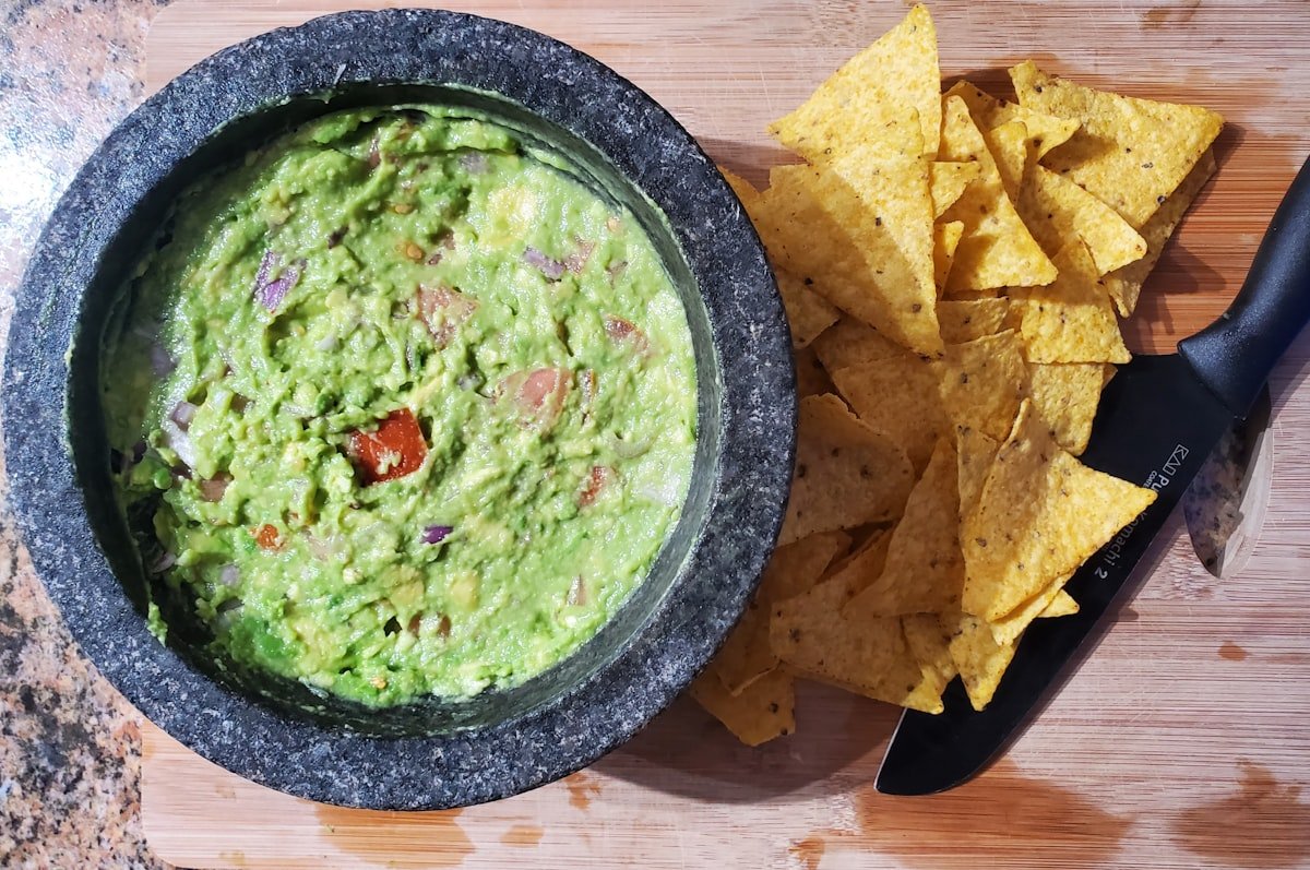 Guacamole y totopos
